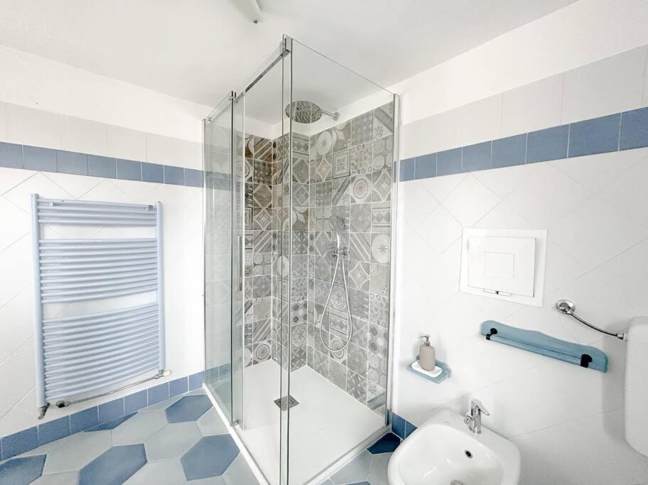 Elegante Mansarda 300Mt Dal Mare - Centro - Wifi Apartment Savona Bagian luar foto