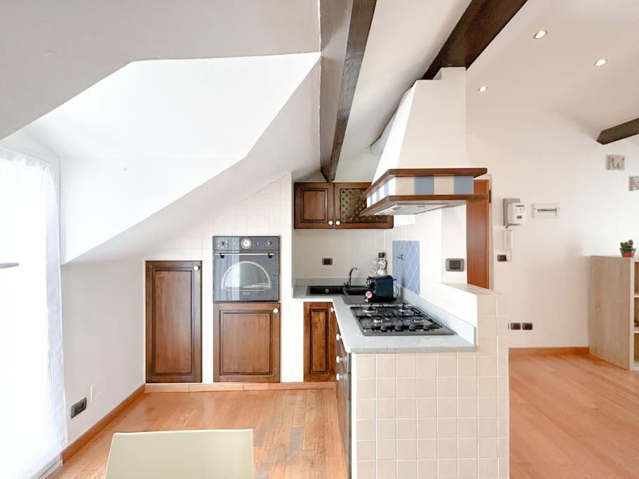 Elegante Mansarda 300Mt Dal Mare - Centro - Wifi Apartment Savona Bagian luar foto