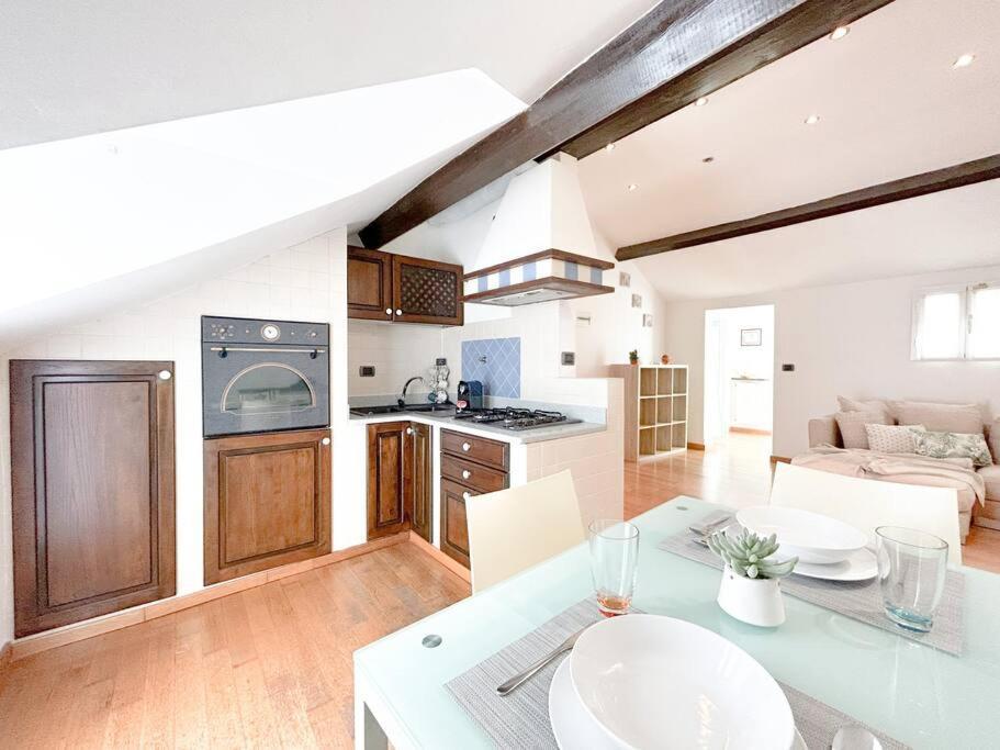 Elegante Mansarda 300Mt Dal Mare - Centro - Wifi Apartment Savona Bagian luar foto