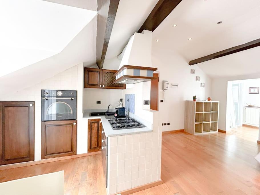 Elegante Mansarda 300Mt Dal Mare - Centro - Wifi Apartment Savona Bagian luar foto