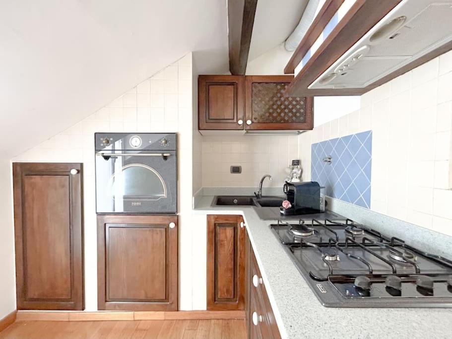 Elegante Mansarda 300Mt Dal Mare - Centro - Wifi Apartment Savona Bagian luar foto
